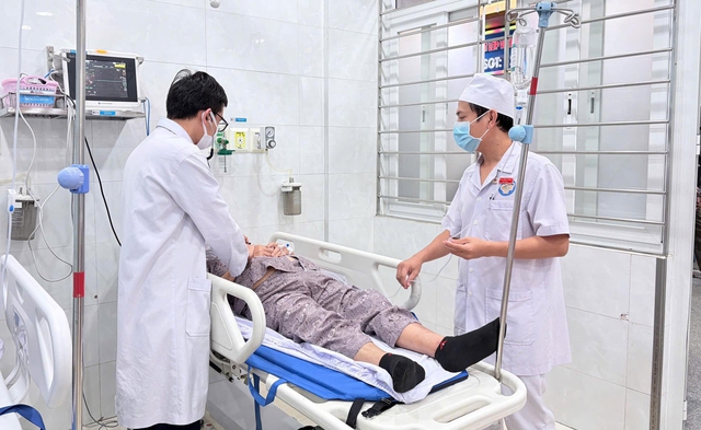 15 người ở Quảng Ngãi nhập viện cấp cứu nghi do ngộ độc sau khi ăn bánh mì- Ảnh 1. 15 người ở Quảng Ngãi nhập viện cấp cứu nghi do ngộ độc sau khi ăn bánh mì- Ảnh 1.