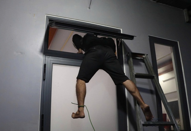 Con rể trèo lỗ thông gió trộm 200 triệu đồng của bố mẹ vợ- Ảnh 1. Con rể trèo lỗ thông gió trộm 200 triệu đồng của bố mẹ vợ- Ảnh 1.