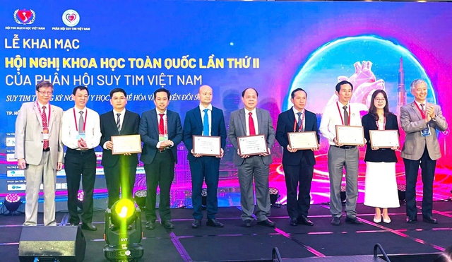 Thứ trưởng Bộ Y tế: Điều trị suy tim bước vào kỷ nguyên cá thể hóa và chuyển đổi số- Ảnh 2. Thứ trưởng Bộ Y tế: Điều trị suy tim bước vào kỷ nguyên cá thể hóa và chuyển đổi số- Ảnh 2.