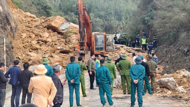 Tìm thấy 2 thi thể trong vụ sạt lở nghiêm trọng qua đèo Thung Nhuối- Ảnh 2. Tìm thấy 2 thi thể trong vụ sạt lở nghiêm trọng qua đèo Thung Nhuối- Ảnh 2.