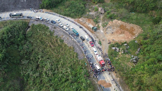 Tìm thấy 2 thi thể trong vụ sạt lở nghiêm trọng qua đèo Thung Nhuối- Ảnh 1. Tìm thấy 2 thi thể trong vụ sạt lở nghiêm trọng qua đèo Thung Nhuối- Ảnh 1.