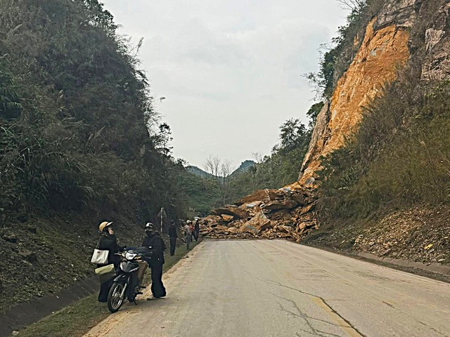 3 người bị vùi lấp trong vụ sạt lở tại Quốc lộ 6- Ảnh 3. 3 người bị vùi lấp trong vụ sạt lở tại Quốc lộ 6- Ảnh 3.