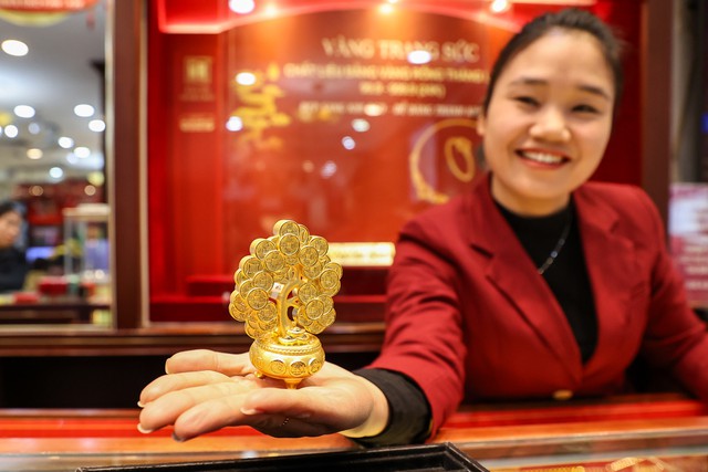 Giá vàng hôm nay ngày 14/12 chốt tuần tăng rất mạnh, người mua lãi 2 bát phở- Ảnh 1. Giá vàng hôm nay ngày 14/12 chốt tuần tăng rất mạnh, người mua lãi 2 bát phở- Ảnh 1.