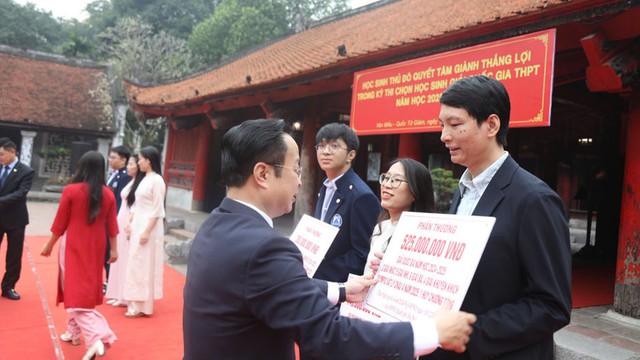 Bất ngờ mức thưởng kỷ lục cho học sinh giỏi Quốc gia, Quốc tế tại nhiều tỉnh thành- Ảnh 1. Bất ngờ mức thưởng kỷ lục cho học sinh giỏi Quốc gia, Quốc tế tại nhiều tỉnh thành- Ảnh 1.