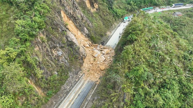 3 người bị vùi lấp trong vụ sạt lở tại Quốc lộ 6- Ảnh 2. 3 người bị vùi lấp trong vụ sạt lở tại Quốc lộ 6- Ảnh 2.