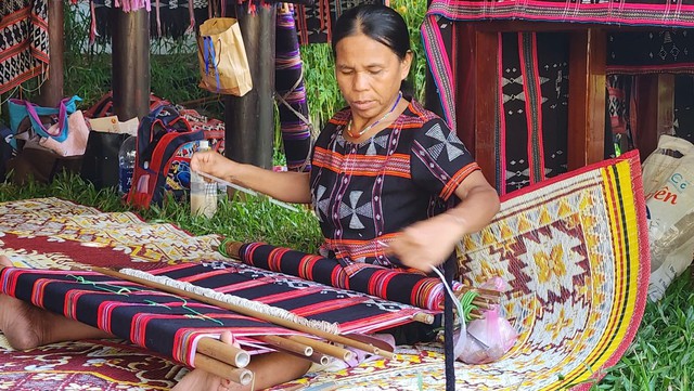 Nghề dệt Dèng ở Huế: Giữ hồn văn hóa, mở đường thoát nghèo- Ảnh 1. Nghề dệt Dèng ở Huế: Giữ hồn văn hóa, mở đường thoát nghèo- Ảnh 1.