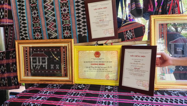 Nghề dệt Dèng ở Huế: Giữ hồn văn hóa, mở đường thoát nghèo- Ảnh 2. Nghề dệt Dèng ở Huế: Giữ hồn văn hóa, mở đường thoát nghèo- Ảnh 2.