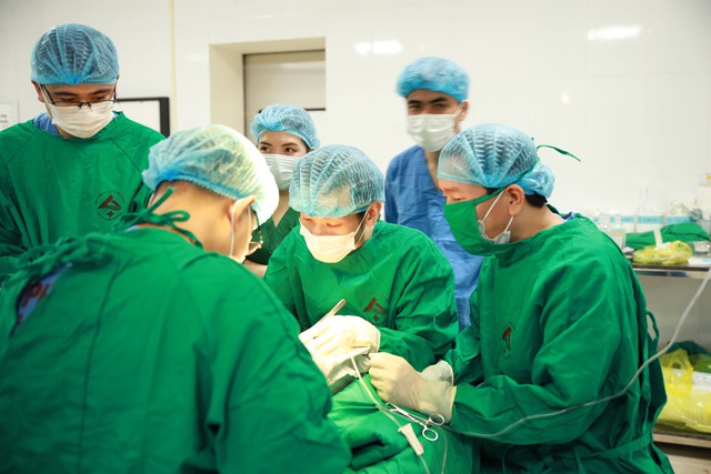 Hiến thận cứu con trai, người cha ở Lào Cai làm nên điều kỳ diệu- Ảnh 1. Hiến thận cứu con trai, người cha ở Lào Cai làm nên điều kỳ diệu- Ảnh 1.