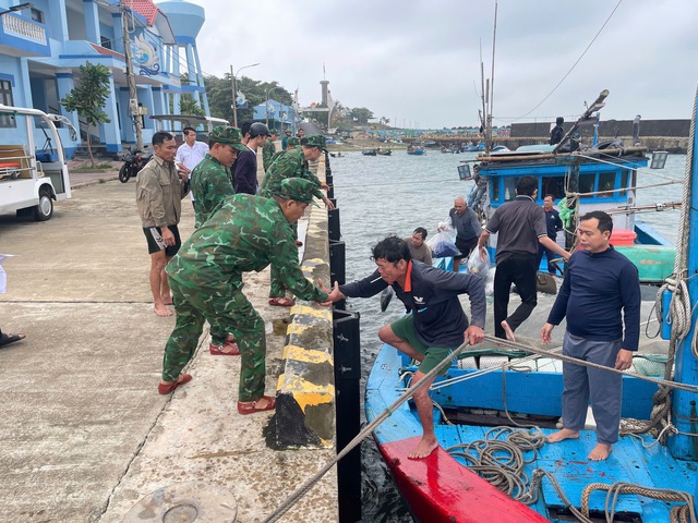 Cứu 6 ngư dân gặp nạn đưa vào đảo tiền tiêu- Ảnh 1. Cứu 6 ngư dân gặp nạn đưa vào đảo tiền tiêu- Ảnh 1.