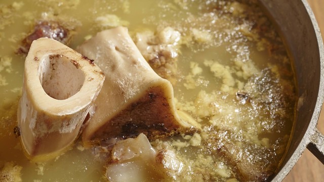 Nước hầm xương có thực sự giàu collagen và tốt như lời đồn?- Ảnh 2. Nước hầm xương có thực sự giàu collagen và tốt như lời đồn?- Ảnh 2.