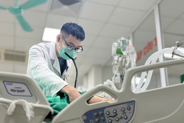 Bệnh nhân cúm suy hô hấp nhanh, phổi trắng xóa 2 bên- Ảnh 2. Bệnh nhân cúm suy hô hấp nhanh, phổi trắng xóa 2 bên- Ảnh 2.