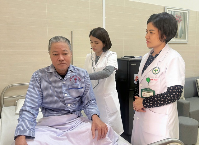 Tưởng đau lưng do thoái hóa cột sống, người đàn ông bất ngờ phát hiện bệnh máu ác tính - Ảnh 1.