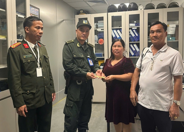 Nữ hành khách vui mừng nhận lại lắc vàng bỏ quên tại sân bay Phú Bài- Ảnh 1. Nữ hành khách vui mừng nhận lại lắc vàng bỏ quên tại sân bay Phú Bài- Ảnh 1.