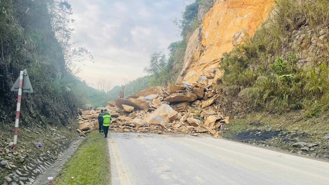 Đã từng xảy ra nhiều vụ đá lở trên đèo Thung Khe ngay cạnh vị trí vừa sạt lở - Ảnh 1. Đã từng xảy ra nhiều vụ đá lở trên đèo Thung Khe ngay cạnh vị trí vừa sạt lở - Ảnh 1.