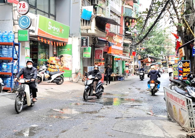 Người dân khốn khổ vì nước cống tràn lên mặt đường Triều Khúc- Ảnh 3. Người dân khốn khổ vì nước cống tràn lên mặt đường Triều Khúc- Ảnh 3.