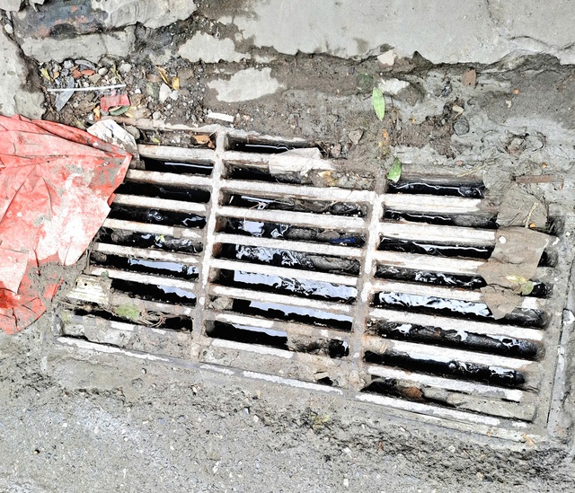 Người dân khốn khổ vì nước cống tràn lên mặt đường Triều Khúc- Ảnh 4. Người dân khốn khổ vì nước cống tràn lên mặt đường Triều Khúc- Ảnh 4.