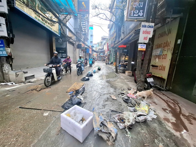 Người dân khốn khổ vì nước cống tràn lên mặt đường Triều Khúc- Ảnh 2. Người dân khốn khổ vì nước cống tràn lên mặt đường Triều Khúc- Ảnh 2.