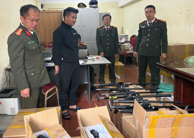 Vạch trần đường dây ngụy trang 'dụng cụ thông bồn cầu' để mua bán vũ khí quân dụng- Ảnh 1.