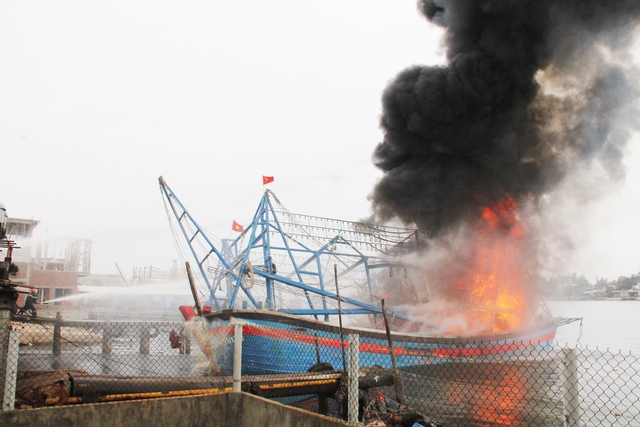 Tàu cá Đà Nẵng cháy và chìm trên biển, 55 thuyền viên gặp nạn- Ảnh 1.