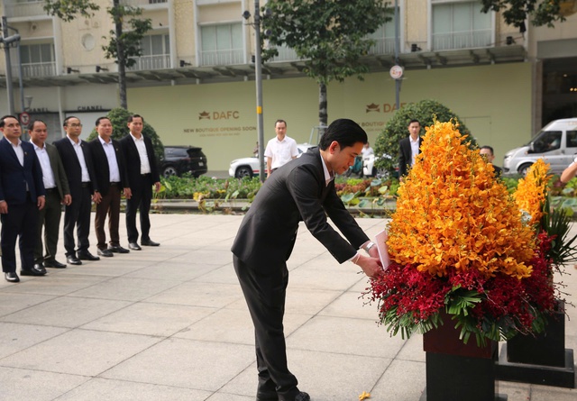 Đoàn đại biểu Lào dâng hoa tưởng niệm Chủ tịch Hồ Chí Minh tại TPHCM- Ảnh 1.