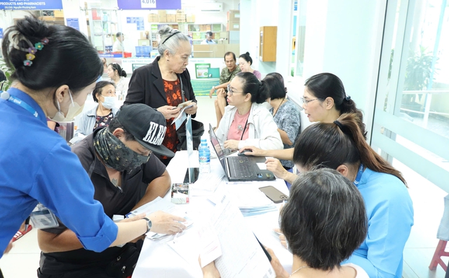 Bệnh viện Y học cổ truyền TPHCM tặng thẻ BHYT cho người cao tuổi, khó khăn- Ảnh 1.