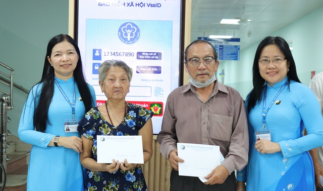 Bệnh viện Y học cổ truyền TPHCM tặng thẻ BHYT cho người cao tuổi, khó khăn- Ảnh 2.