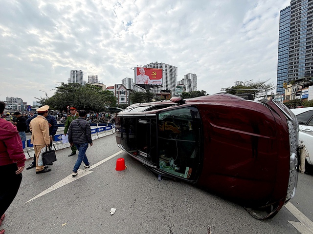 Tai nạn liên hoàn 3 ô tô tại Ngã Tư Sở, một xe lật nghiêng, bung túi khí- Ảnh 2.