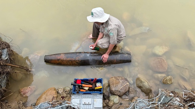 Quả bom chứa đầy thuốc nổ được phát hiện gần chợ ở Huế- Ảnh 1. Quả bom chứa đầy thuốc nổ được phát hiện gần chợ ở Huế- Ảnh 1.