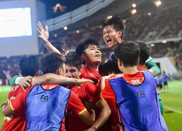 Thủ tướng chúc mừng Đội tuyển bóng đá nam U22 và Đội tuyển nữ Futsal quốc gia giành Huy chương Vàng SEA Games- Ảnh 1. Thủ tướng chúc mừng Đội tuyển bóng đá nam U22 và Đội tuyển nữ Futsal quốc gia giành Huy chương Vàng SEA Games- Ảnh 1.