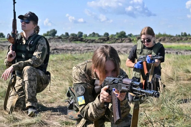 Phụ nữ Ukraine đang phải đảm nhận nhiều 'vai trò đặc quyền' của nam giới ở tiền tuyến- Ảnh 1. Phụ nữ Ukraine đang phải đảm nhận nhiều 'vai trò đặc quyền' của nam giới ở tiền tuyến- Ảnh 1.