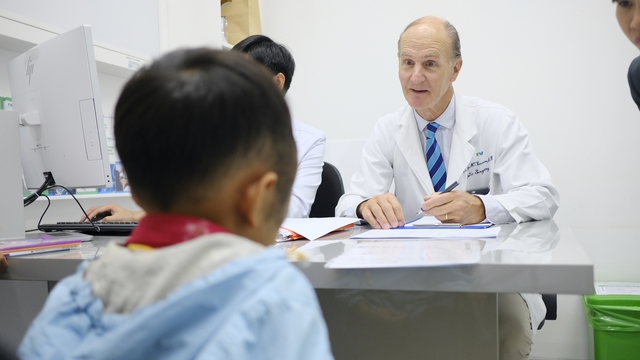 Phẫu thuật thu nhỏ chiếc lưỡi khổng lồ giúp cậu bé 9 tuổi tìm lại nụ cười- Ảnh 4. Phẫu thuật thu nhỏ chiếc lưỡi khổng lồ giúp cậu bé 9 tuổi tìm lại nụ cười- Ảnh 4.