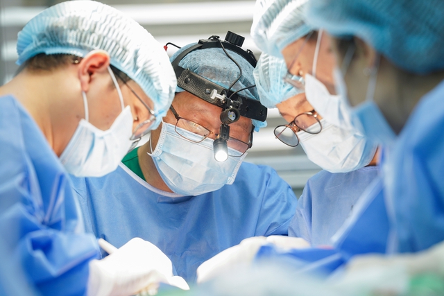 Bóc tách khối u sợi thần kinh khổng lồ gần 1 kg, trả lại diện mạo cho chàng trai trẻ- Ảnh 2. Bóc tách khối u sợi thần kinh khổng lồ gần 1 kg, trả lại diện mạo cho chàng trai trẻ- Ảnh 2.