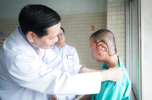 Bóc tách khối u sợi thần kinh khổng lồ gần 1 kg, trả lại diện mạo cho chàng trai trẻ- Ảnh 3. Bóc tách khối u sợi thần kinh khổng lồ gần 1 kg, trả lại diện mạo cho chàng trai trẻ- Ảnh 3.