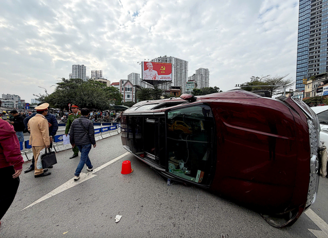 Vụ xe ô tô Santafe lật nghiêng tại Ngã Tư Sở: Tài xế dương tính với ma túy- Ảnh 1. Vụ xe ô tô Santafe lật nghiêng tại Ngã Tư Sở: Tài xế dương tính với ma túy- Ảnh 1.