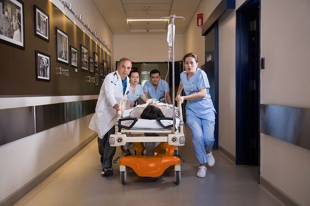 Can thiệp tim mạch khẩn cấp cứu sống ca nhồi máu cơ tim tối cấp chuyển đến từ giàn khoan- Ảnh 2.