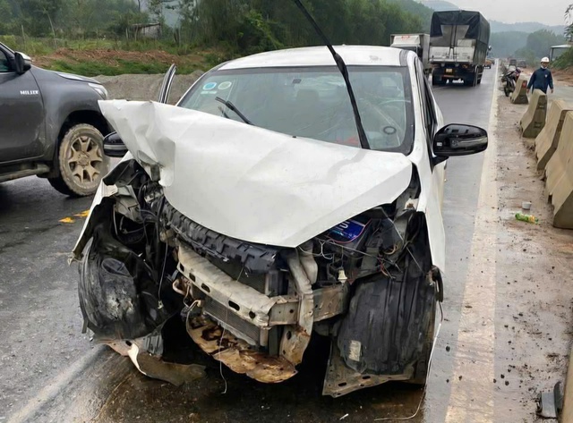 Ô tô chở 4 người gặp tai nạn trên cao tốc La Sơn - Hòa Liên- Ảnh 1.