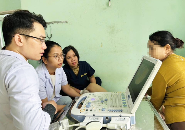 Đang khám bệnh miễn phí, bác sĩ phát hiện bệnh nhân thai ngoài tử cung vỡ- Ảnh 1.