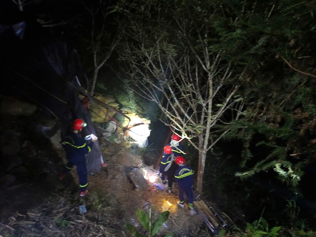 Xe tải lao xuống vực sâu 100m khiến tài xế tử vong tại chỗ- Ảnh 2.