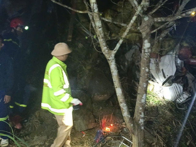 Xe tải lao xuống vực sâu 100m khiến tài xế tử vong tại chỗ- Ảnh 1.