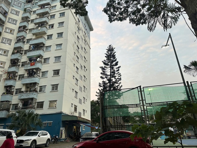 Người dân khổ sở vì sống cạnh sân Pickleball, suốt ngày đêm nghe tiếng 'póc póc'- Ảnh 1. Người dân khổ sở vì sống cạnh sân Pickleball, suốt ngày đêm nghe tiếng 'póc póc'- Ảnh 1.