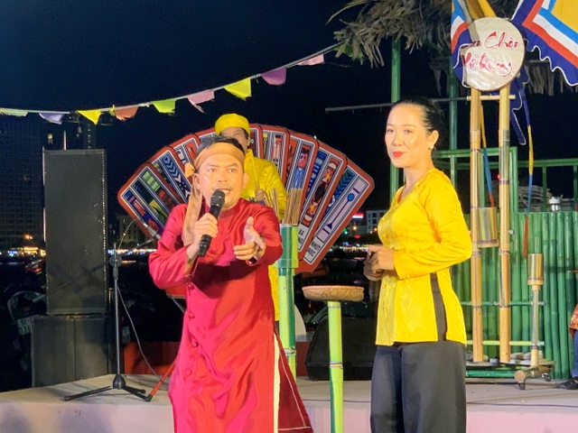 Độc đáo nghệ thuật hát bài chòi - sân chơi của những ván cờ- Ảnh 2. Độc đáo nghệ thuật hát bài chòi - sân chơi của những ván cờ- Ảnh 2.