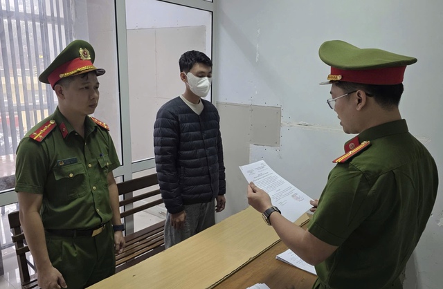 Mang 1.490 bao thuốc lá lậu lên ô tô, nam thanh niên bị khởi tố- Ảnh 1.