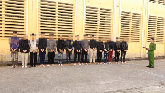 Tạm giam 15 đối tượng dùng hung khí đánh nhau do mâu thuẫn trên mạng xã hội - Ảnh 2.