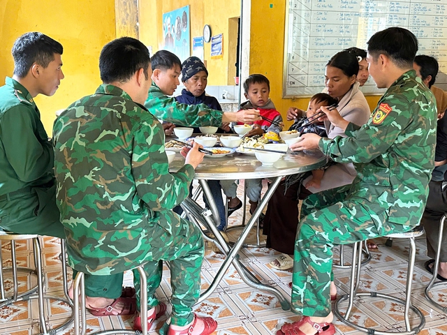 Phó Chủ tịch Quốc hội thăm, động viên gia đình nạn nhân vụ sạt lở ở Hùng Sơn- Ảnh 3.