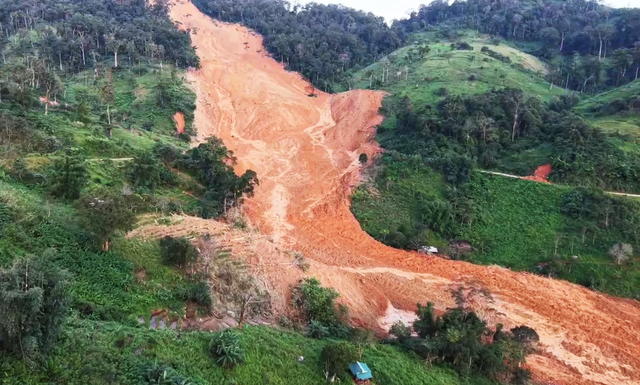 Phó Chủ tịch Quốc hội thăm, động viên gia đình nạn nhân vụ sạt lở ở Hùng Sơn- Ảnh 2.