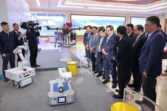 Thủ tướng: Phát triển kinh tế số, xã hội số là động lực cốt lõi để đạt tăng trưởng 2 con số- Ảnh 3. Thủ tướng: Phát triển kinh tế số, xã hội số là động lực cốt lõi để đạt tăng trưởng 2 con số- Ảnh 3.