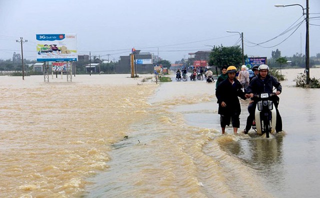 Miền Trung mưa lớn, miền Bắc sắp rét đậm- Ảnh 1. Miền Trung mưa lớn, miền Bắc sắp rét đậm- Ảnh 1.