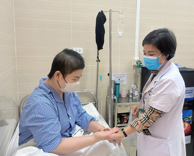 Tưởng ngất do đột quỵ, người phụ nữ 36 tuổi bất ngờ phát hiện ung thư máu- Ảnh 2.