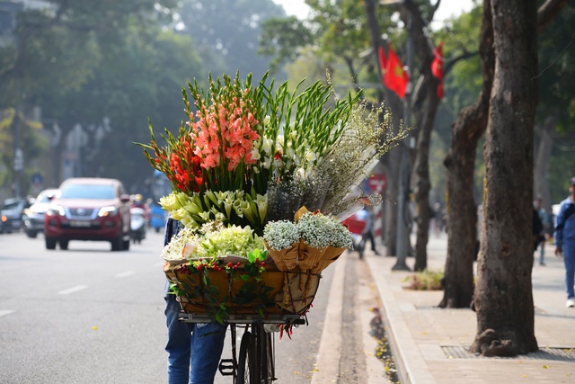 Miền Bắc nắng mạnh, Trung và Nam Bộ mưa dông cục bộ- Ảnh 1.