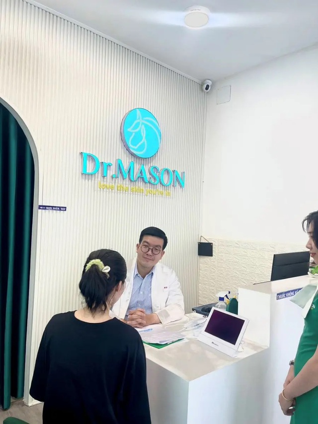 Bác sĩ da liễu thẩm mỹ nội khoa chọn con đường điều trị an toàn và bền vững- Ảnh 2.